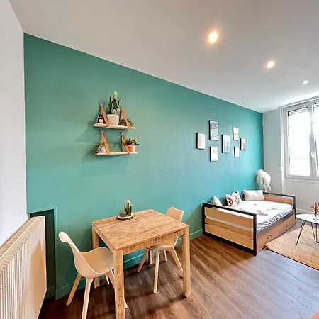 Dans Un Quartier Anime De Apartment